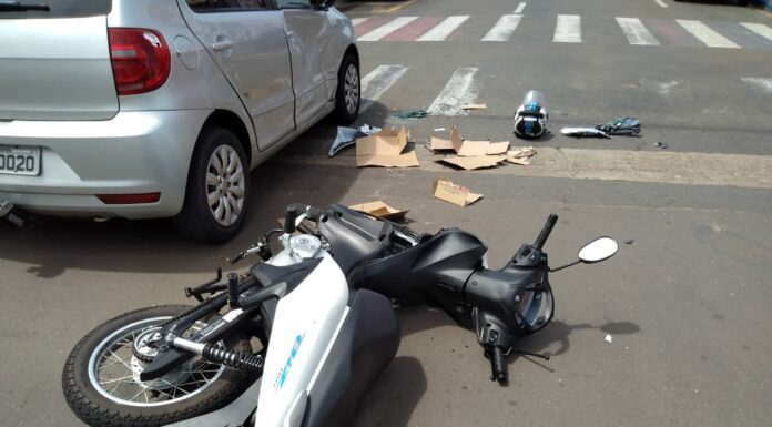 Condutor de moto envolvida em acidente no centro é socorrido pelo resgate
