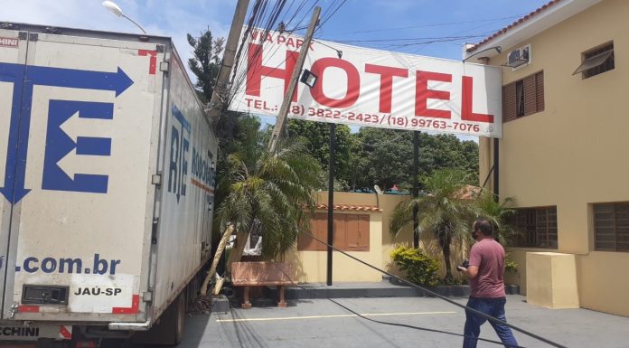 Caminhão atinge poste e causa danos em frente hotel na marginal José Dansieri