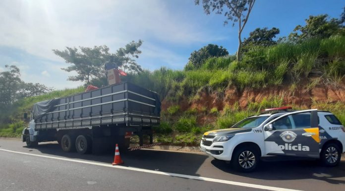 PR apreende carga de cigarros contrabandeados na SP-425 perto de Regente Feijó