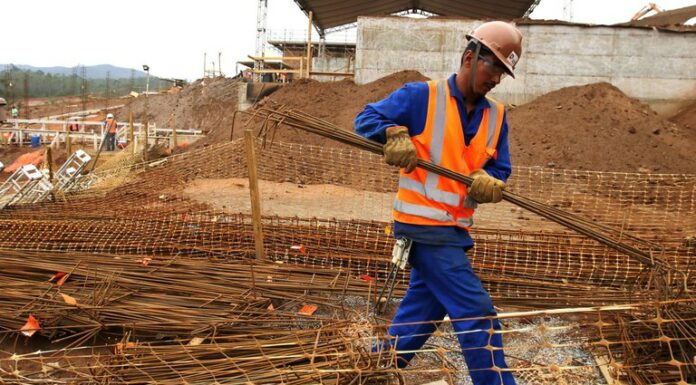 Confiança na construção civil recua, após seis meses de alta