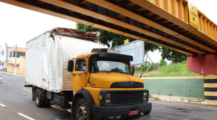 Caminhão fica preso em estrutura do pontilhão na Av. Expedicionários