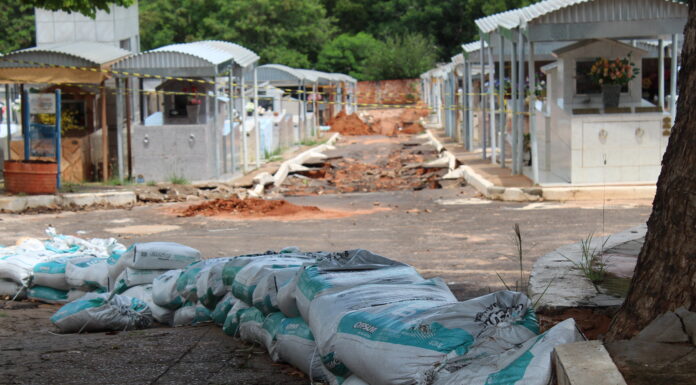 Secretario de Infraestrutura confirma assinatura de contrato com a Emdaep para recuperar rua esburacada no cemitério