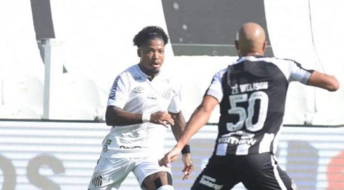 Após vitória do Santos, Marinho deixa o campo irritado, socando placa de publicidade