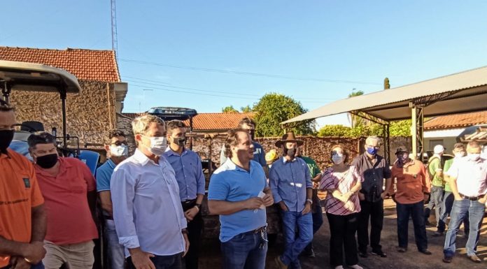 Pinatto e equipe inicia dia de trabalho se reunindo com funcionários e visitando obras
