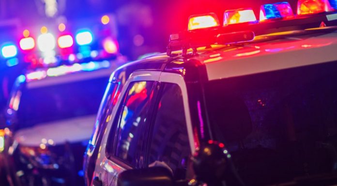 PM prende mulher que pegou celular esquecido em balcão