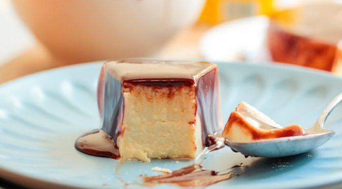 Pudim de leite ninho com calda de Nutella