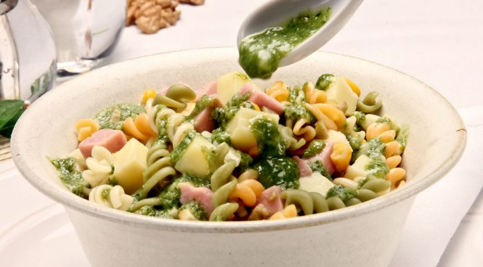 Salada de macarrão ao pesto
