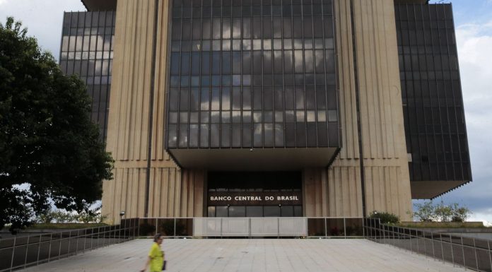 Mercado financeiro prevê queda do IPCA de 4,38% para 4,37%