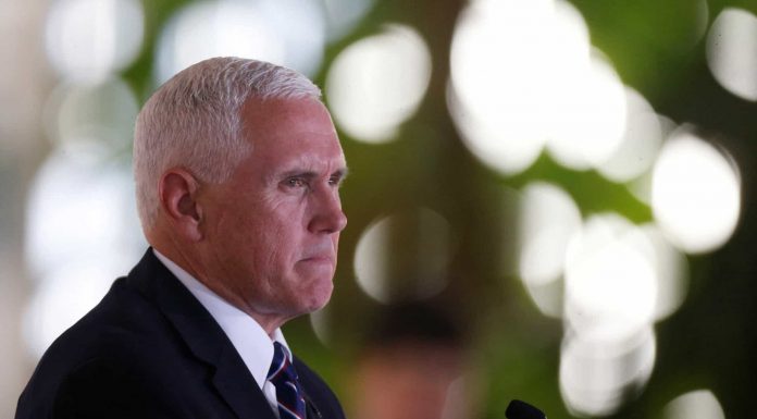 Vice-presidente dos EUA se recusa a invocar 25ª emenda para remover Trump