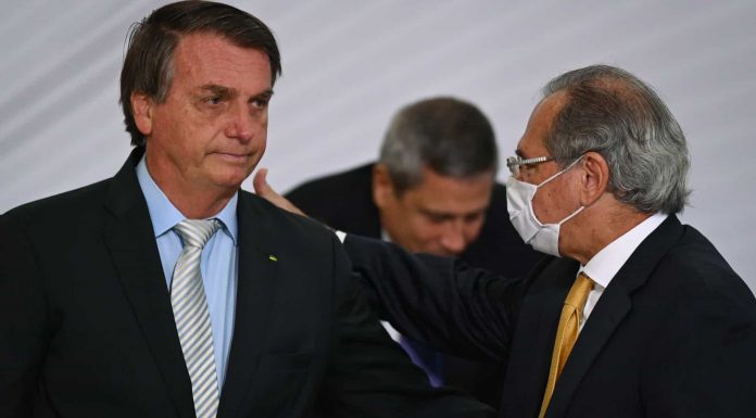 ‘Brasil quebrado’ deu reajuste a policial e cortou tributo de arma