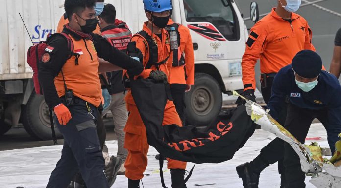 Indonésia encontra caixas-pretas de avião que caiu com 62 a bordo