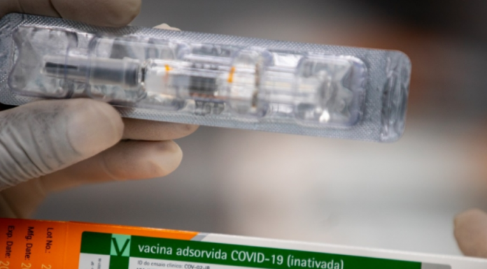 Neurocientista explica sobre a vacina de mRNA contra Covid-19 e se alteraria nosso código genético