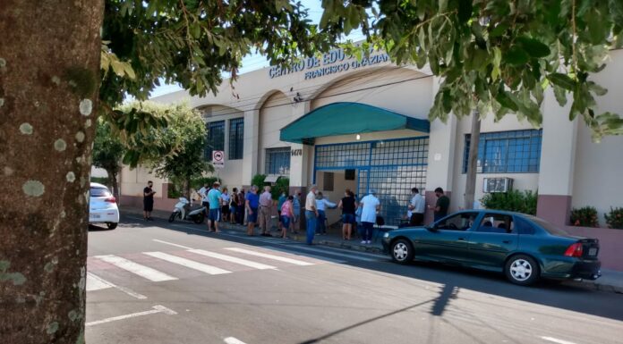 Grande fila se forma para vacinação no CEP-UME