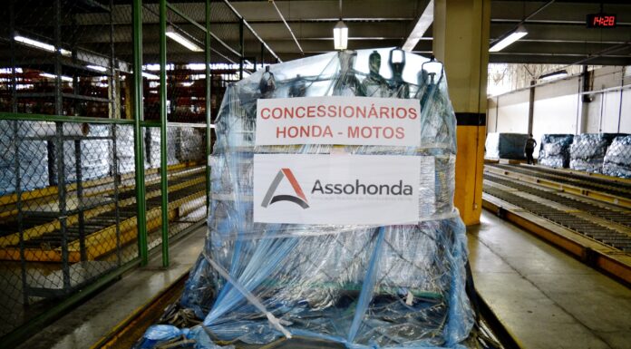 Cilindros de oxigênio doados pela Rede de Concessionárias Honda de motos chegaram em Manaus