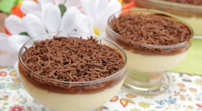 Mousse de maracujá com cobertura de chocolate