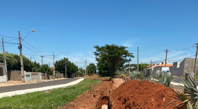 Junqueirópolis: Continuam as Obras de drenagem entre o Jardim dos Pássaros e Carmesim