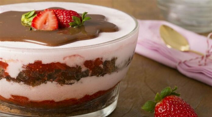 Pavê de morango com chocolate