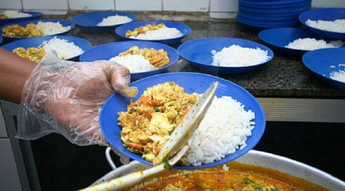Mais da metade das famílias com crianças e adolescentes que estudam em escola pública não recebeu alimentação escolar durante fechamento na pandemia