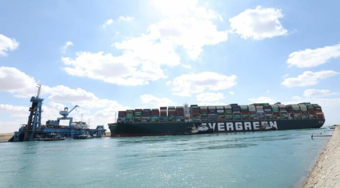 Remoção de porta-contêineres da margem pode liberar Canal de Suez