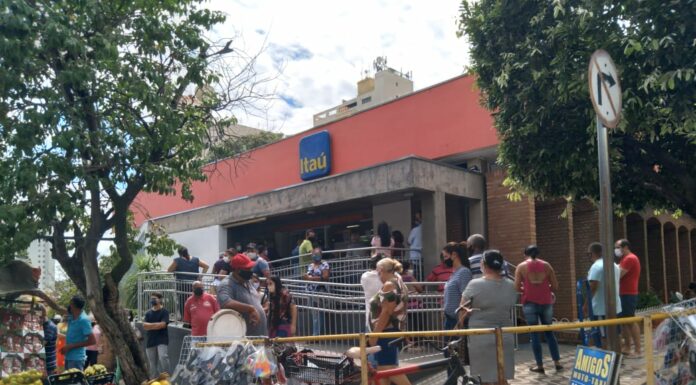 Agência bancária é multada por falta de organização em fila gerando aglomeração