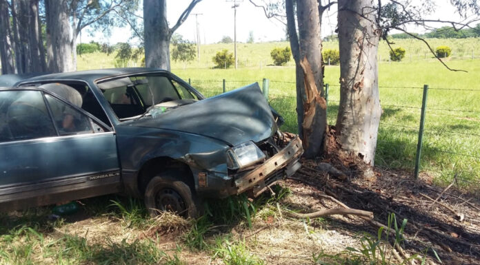 Veículo que estava sendo rebocado bate em árvore na vicinal da Pousada Bom Samaritano
