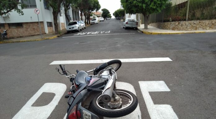 Acidente entre carro e moto em cruzamento da Rua Brasil