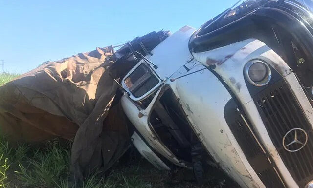 Caminhão tomba perto de Flórida Paulista