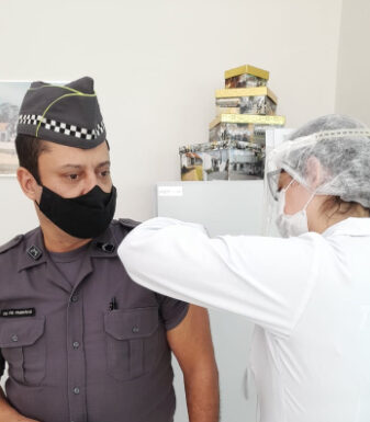 Segundo dia de vacinação de profissionais da segurança pública é marcado por reencontro de ex-aluna do PROERD com o seu instrutor 13 anos depois no Batalhão