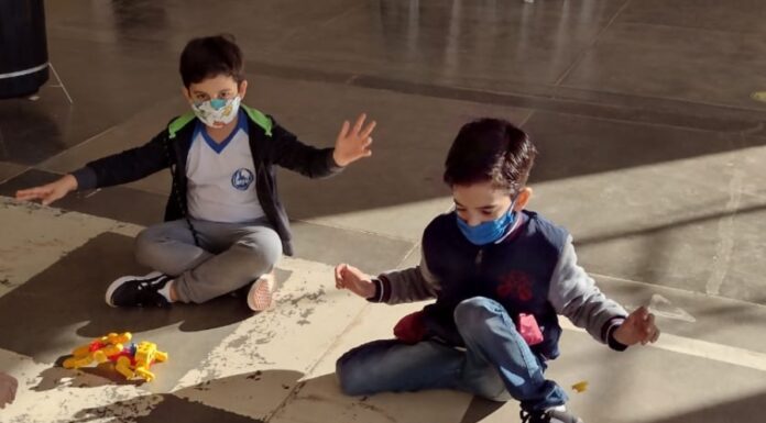 Alunos do 2º ano do fundamental se divertem na aula de Robótica com gafanhotos mecânicos