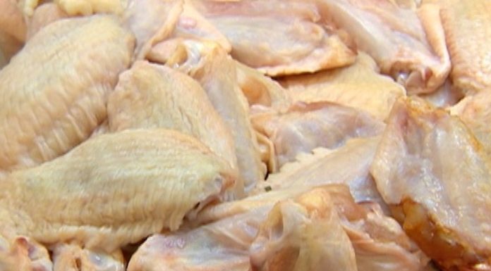 Arábia Saudita suspende a compra de carne de aves de 11 frigoríficos do Brasil