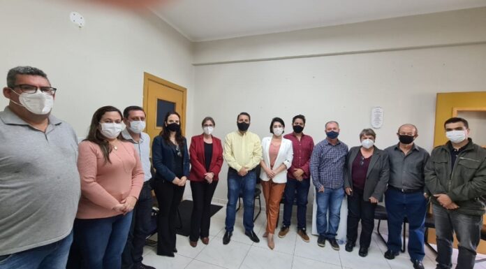 Prefeito André Lemos se reúne com integrantes da comissão gestora do covid-19