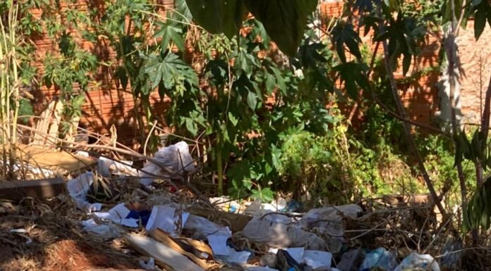 Morador está indignado com joga lixo em terreno no Parque do Bosque em Dracena