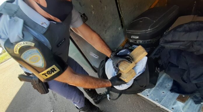TOR localiza droga em ônibus e prende duas pessoas na SP-270 em Presidente Venceslau