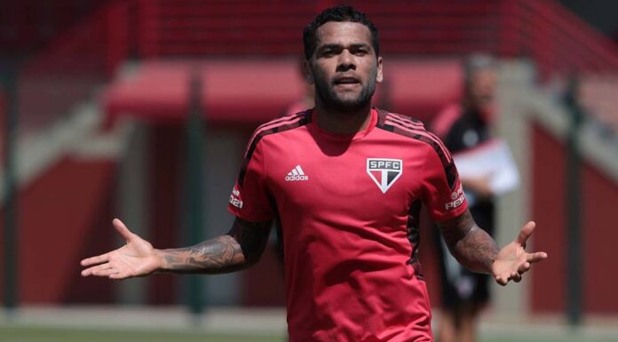 Daniel Alves treina com restante do elenco em reapresentação do São Paulo