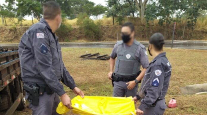Policiais Militares usam capa para proteger vítima de acidente em Pacaembu