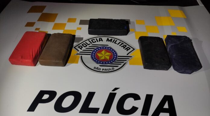PR prende passageira de ônibus com tabletes de cocaína