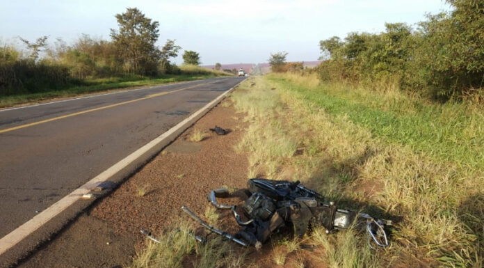 Mulher morre em colisão envolvendo moto e caminhão na SP-563