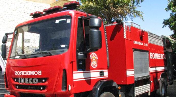Veículo pega fogo na Rua Fioravante e bombeiros são acionados