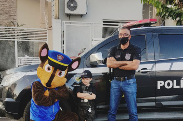 Criança pede aos pais festa de aniversário de 5 anos com tema da Polícia Civil