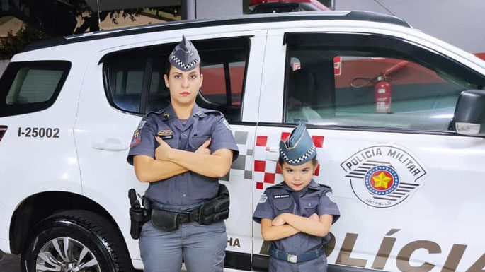 Garotinha de seis anos que pretende ser policial vira atração no Jardim das Palmeiras
