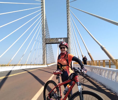 Aos 64 anos, atleta Ascenção Modanez mostra vigor e superação ao pedalar de Jamaica até Paulicéia com amigos