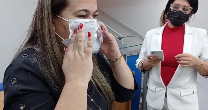 Educação adquire máscaras transparentes para alunos com deficiência auditiva e professores