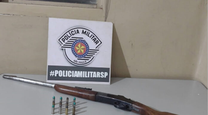 Homem flagrado com espingarda e munições é liberado após pagar fiança criminal em Panorama Cedida PM