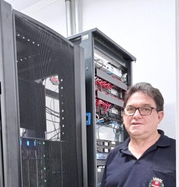 Osmar Scobin, chefe de TI, e o técnico Thiago Honda