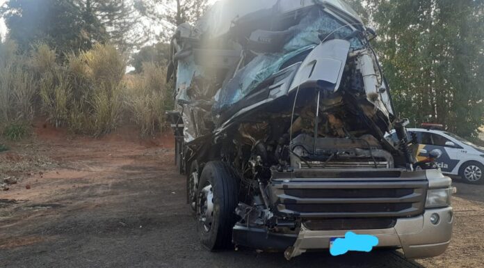 Caminhões se envolvem em colisão traseira perto de Santo Anastácio