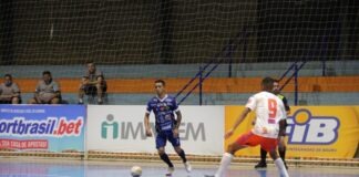 VANDERLEI VALÉRIO DA REDAÇÃO Jogando um futsal fino, o Dracena Tempersul venceu a FIB Bauru, fora de casa, placar de 6 a 1, em partida válida da Liga Paulista 2021. O resultado o resultado colocou a equipe de volta à liderança da competição com 22 pontos e, chegou a uma série invicta de 12 partidas, agora são nove vitórias e três empates. Os gols da partida foram anotados por Paulo Victor (2), Isaac, Marcelinho, Felipe e Juninho. Thales descontou para a FIB. Destaque do confronto na Cidade Sem Limites, o fixo Paulo Victor ressaltou a importância da vitória. Autor do quarto gol dracenense na partida, o ala Marcelinho foi destaque na conquista de mais uma vitória fora de casa. O técnico Flavinho Cavalcante optou pela dispensa do descanso do elenco até a próxima segunda feira, que haverá a reapresentação no período da manhã no Ginásio de Esportes Alaor Ferrari. O próximo confronto do Dracena Tempersul na Liga Paulista será no dia 1º de outubro, no ginásio Alaor Ferrari, frente ao São Paulo. Em virtude dos protocolos sanitários, ainda não será permitido o retorno da torcida.