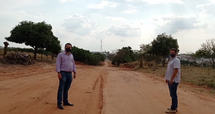 Prefeito André Lemos visita Alameda Inglaterra trecho que receberá grande obra de urbanização Cedida Prefeitura