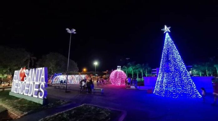 “Natal Iluminado” e chegada do Papai Noel encantam moradores em Santa Mercedes Reprodução Facebook