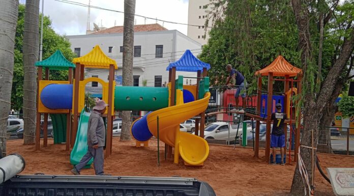 Praça Arthur Pagnozzi ganha brinquedo infantil Vanderlei Valério
