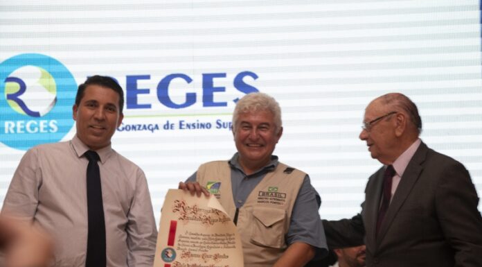Autoridades federais são homenageadas em evento Melhorias na Educação Cedida Chiesa Filmes